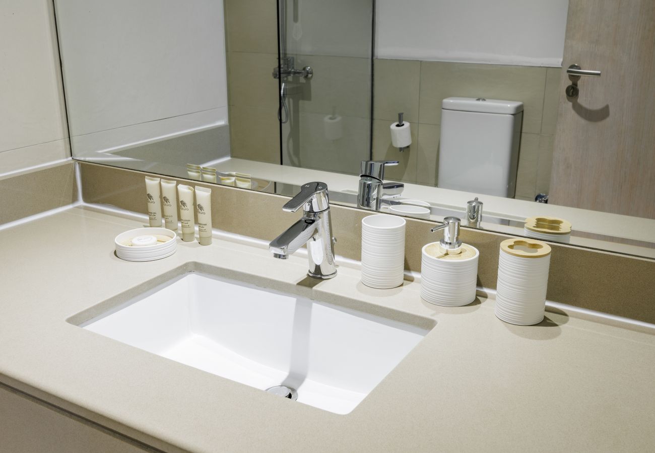 Apartment in Abu Dhabi - Stylish Yas Island Escape close to ALL attractions