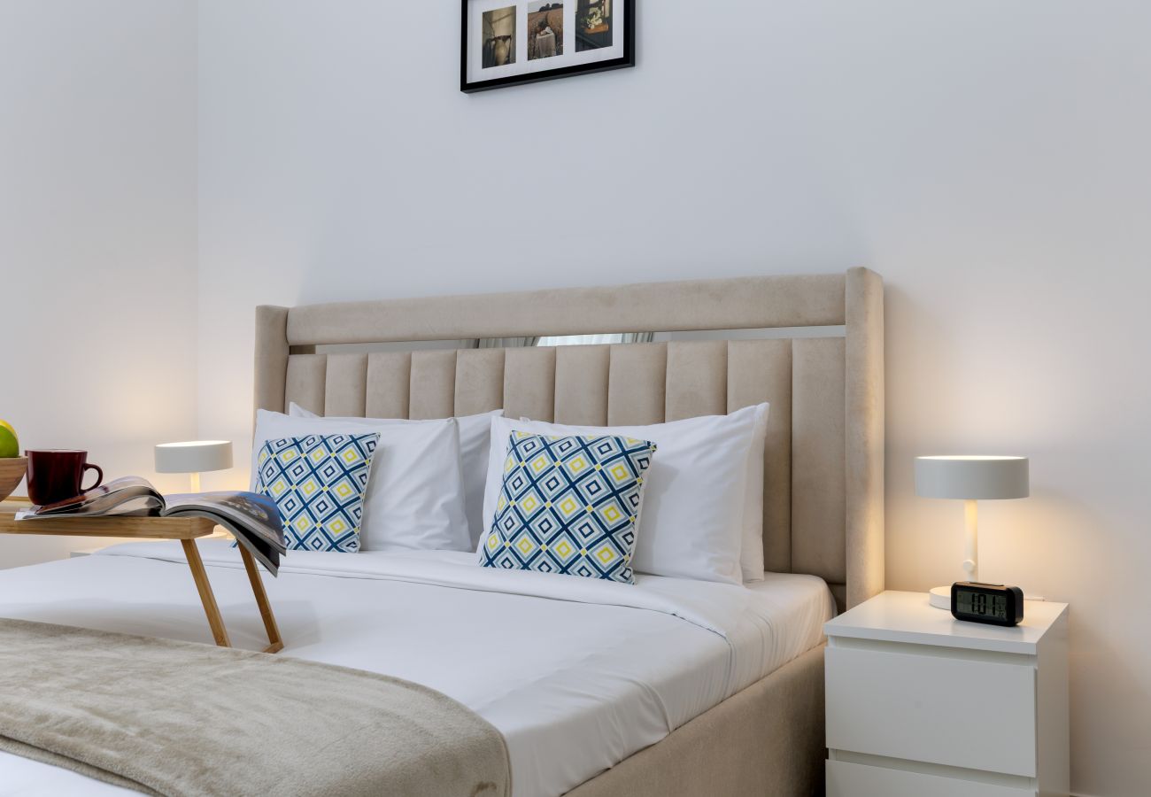 Apartment in Abu Dhabi - Stylish Yas Island Escape close to ALL attractions
