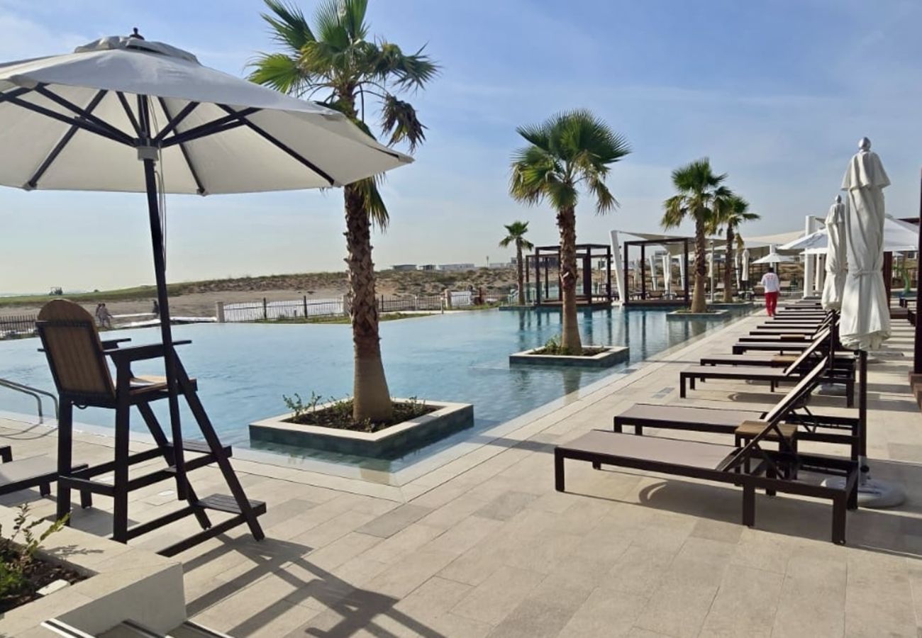 Apartment in Abu Dhabi - Serene Yas Island Hideaway w/ Resort Facilities