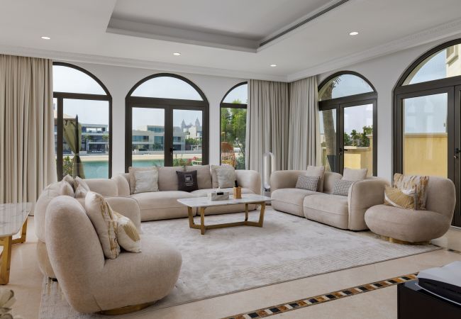 Villa in Dubai -  Classic Beachfront Villa w/ Pool on Palm Jumeirah 