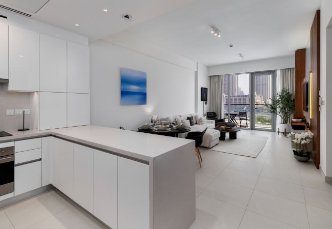 Apartment in Dubai - Bright & Modern Retreat along the Dubai Canal 