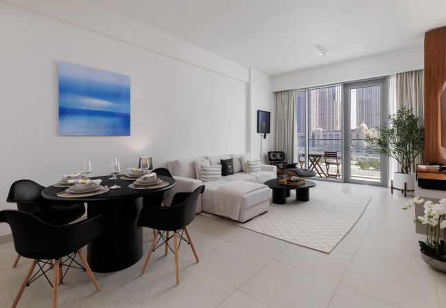 Apartment in Dubai - Bright & Modern Retreat along the Dubai Canal 