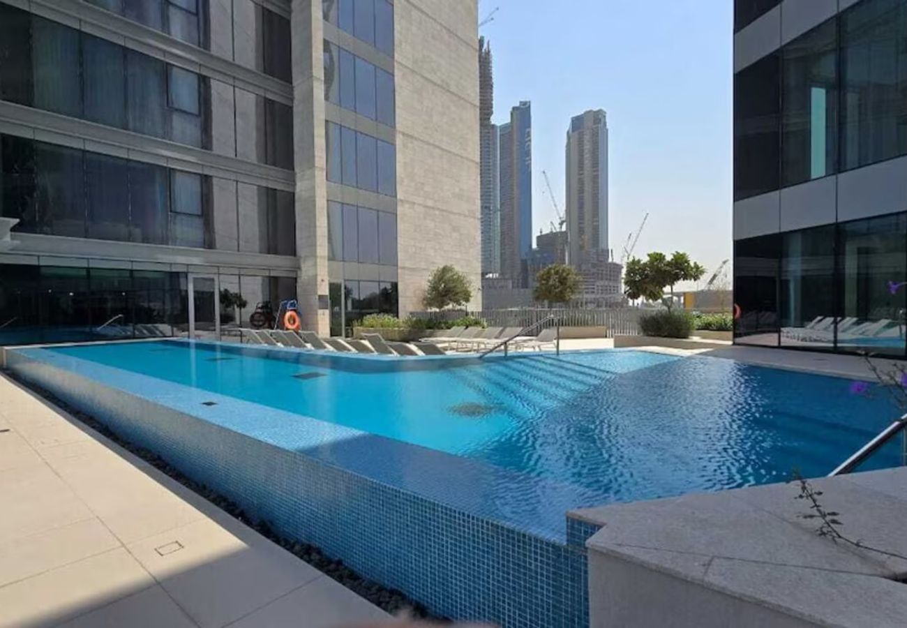 Apartment in Dubai - Bright & Modern Retreat along the Dubai Canal 