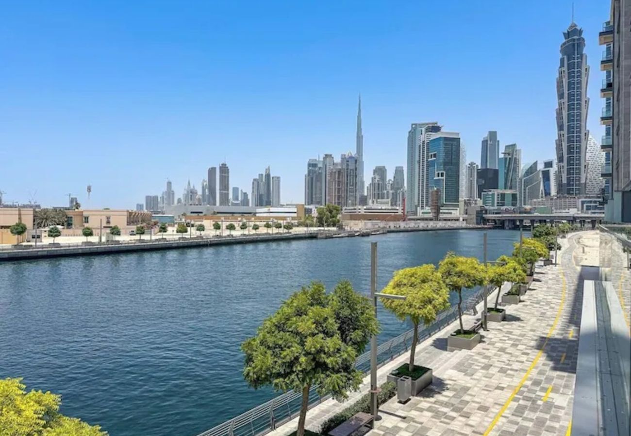 Apartment in Dubai - Bright & Modern Retreat along the Dubai Canal 
