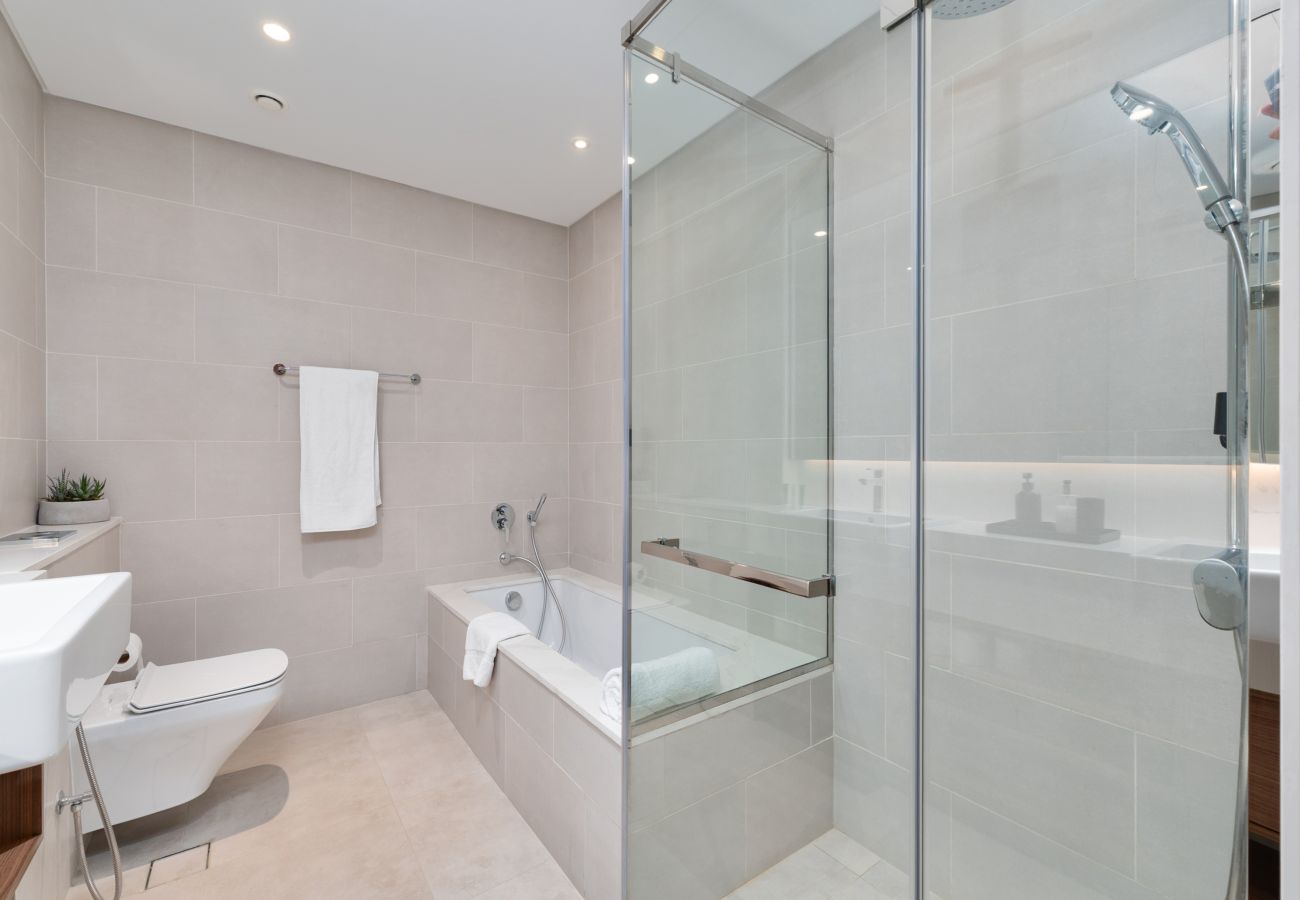 Apartment in Dubai - Bright & Modern Retreat along the Dubai Canal 