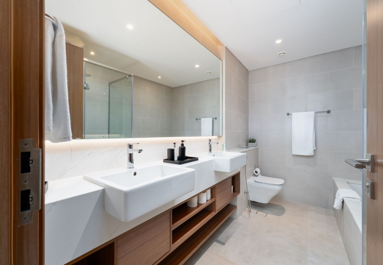 Apartment in Dubai - Bright & Modern Retreat along the Dubai Canal 