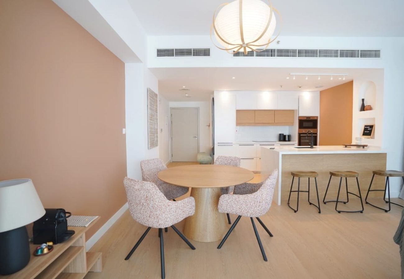 Bright Downtown retreat close to Burj Khalifa