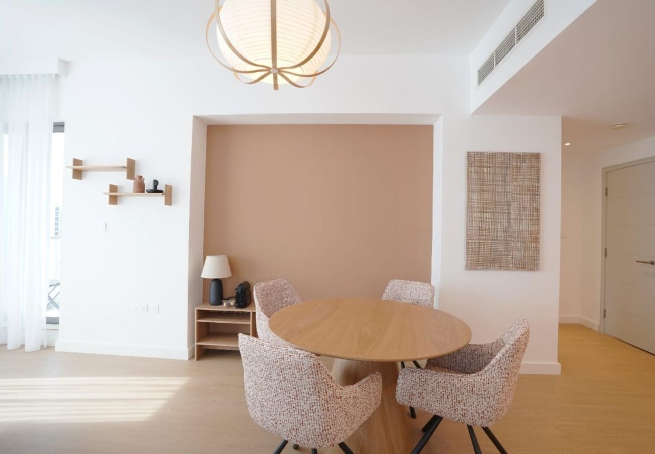 Apartment in Dubai - Bright Downtown Retreat w/ Panoramic Skyline Vws 