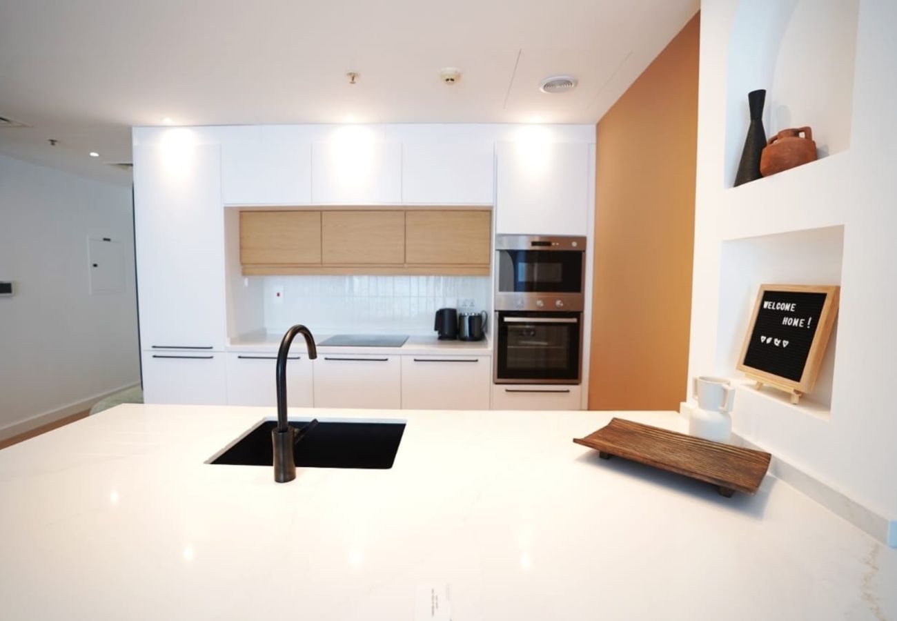 Apartment in Dubai - Bright Downtown Retreat w/ Panoramic Skyline Vws 