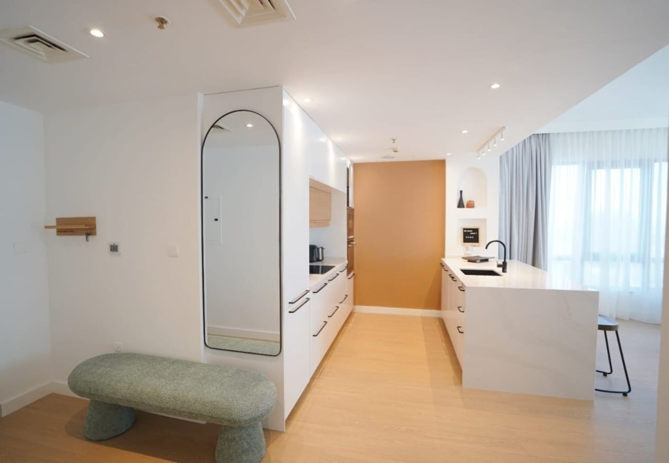 Apartment in Dubai - Bright Downtown Retreat w/ Panoramic Skyline Vws 
