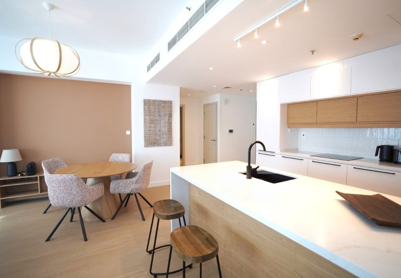 Apartment in Dubai - Bright Downtown Retreat w/ Panoramic Skyline Vws 