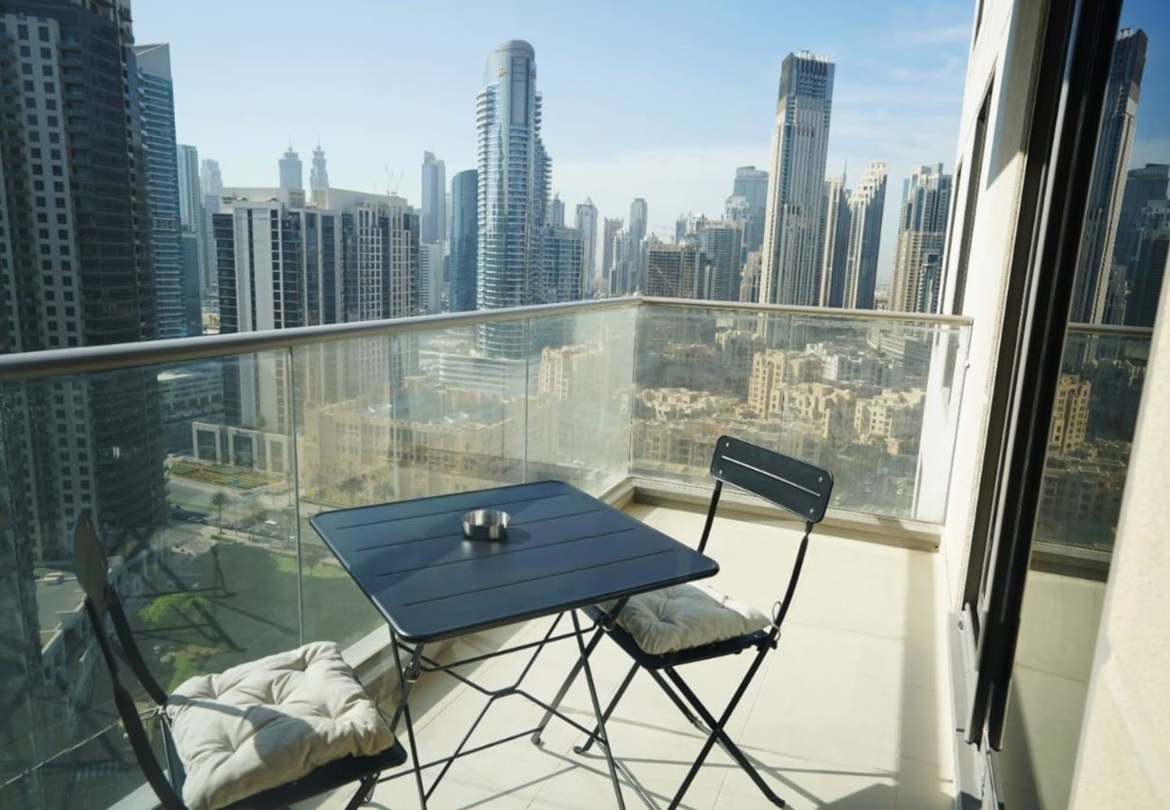 Apartment in Dubai - Bright Downtown Retreat w/ Panoramic Skyline Vws 