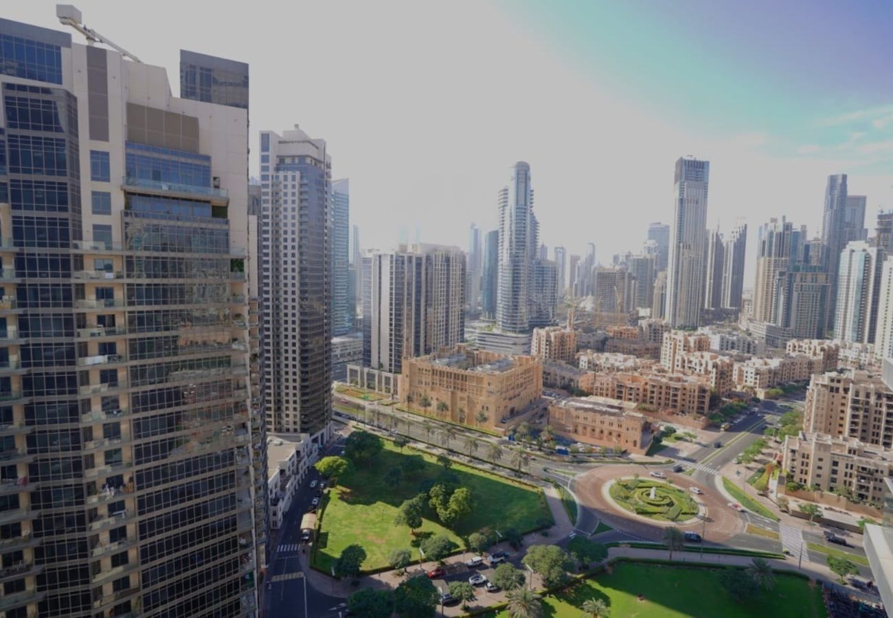 Apartment in Dubai - Bright Downtown Retreat w/ Panoramic Skyline Vws 
