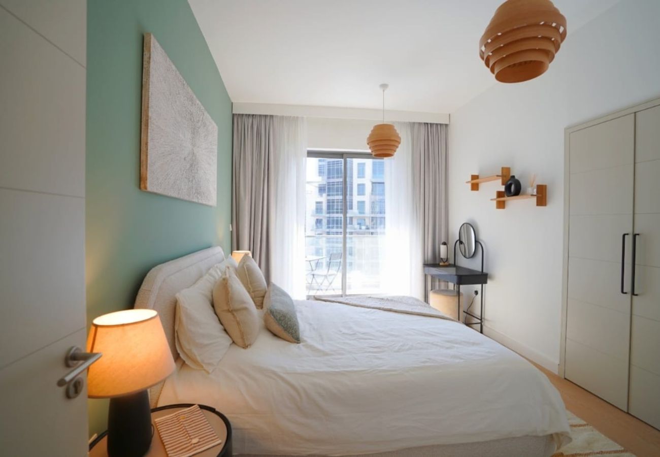 Apartment in Dubai - Bright Downtown Retreat w/ Panoramic Skyline Vws 