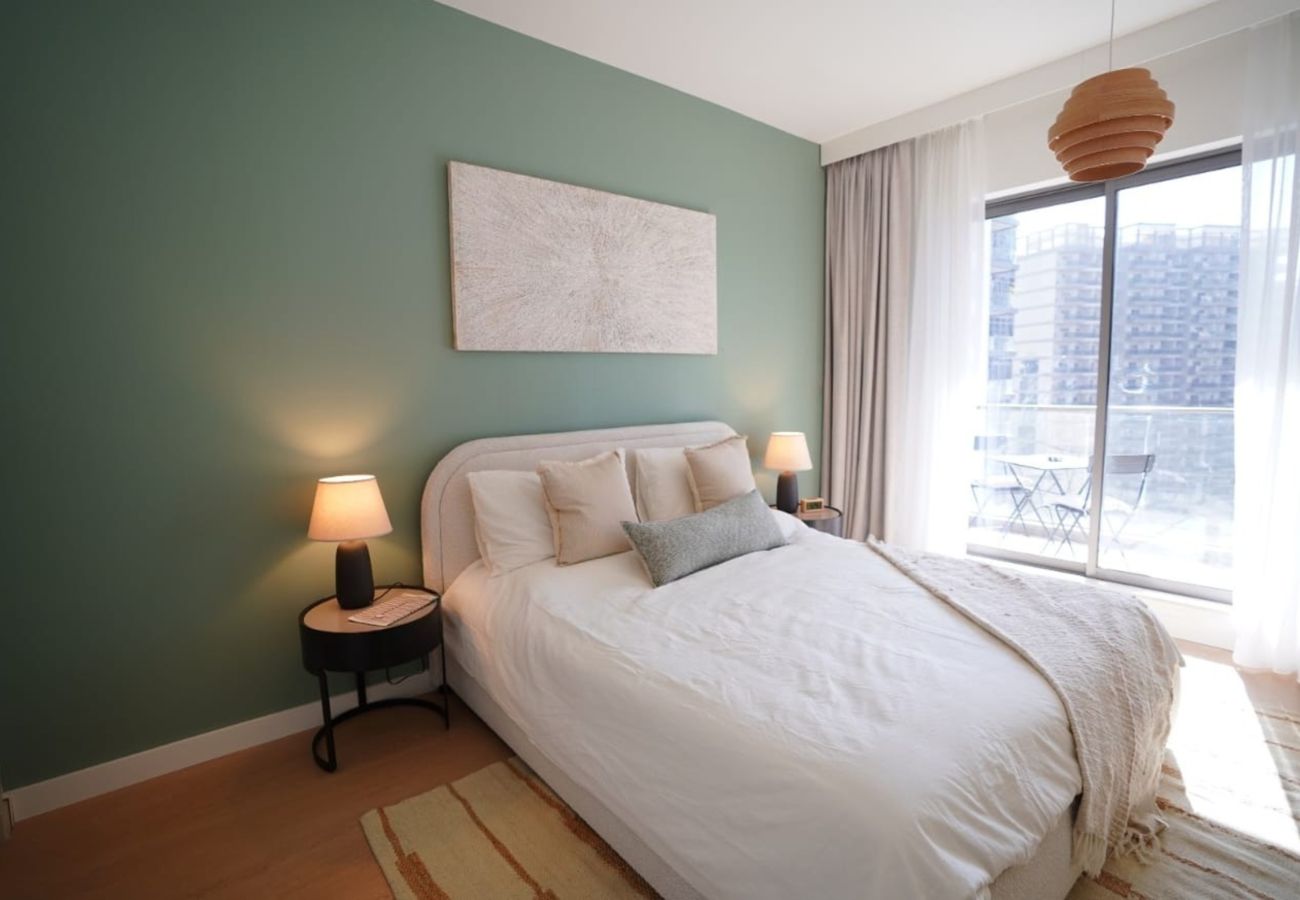 Apartment in Dubai - Bright Downtown Retreat w/ Panoramic Skyline Vws 