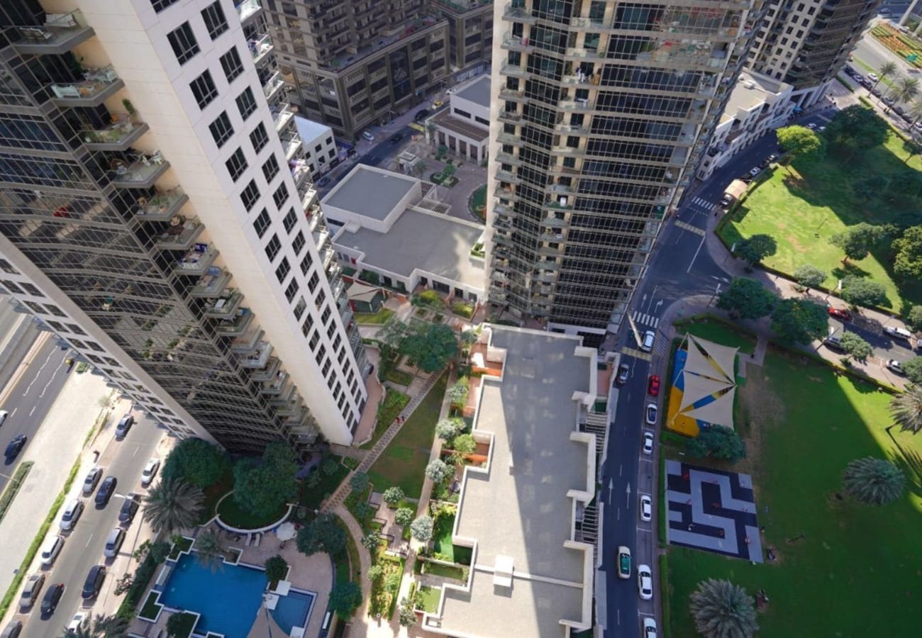 Apartment in Dubai - Bright Downtown Retreat w/ Panoramic Skyline Vws 