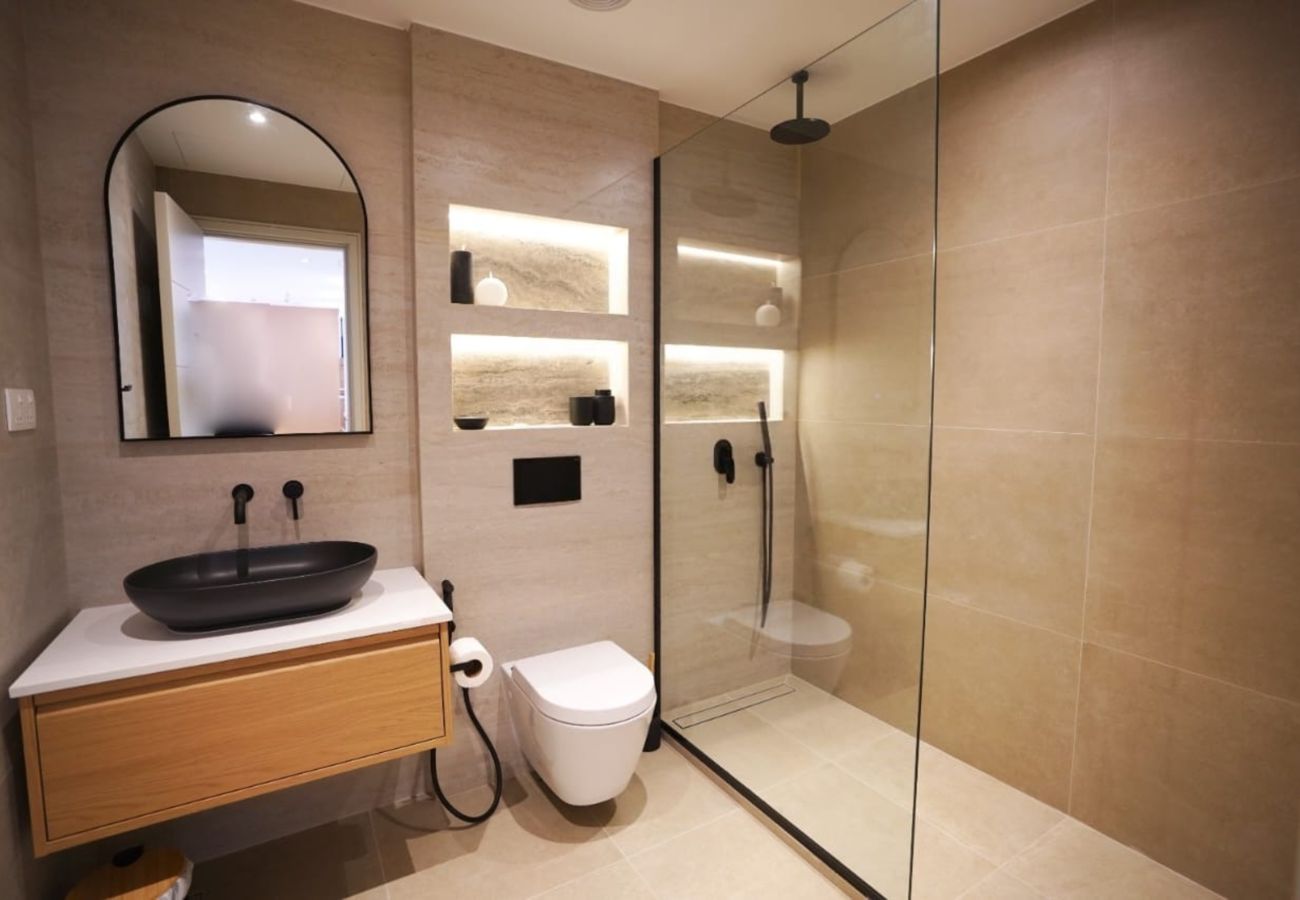Apartment in Dubai - Bright Downtown Retreat w/ Panoramic Skyline Vws 
